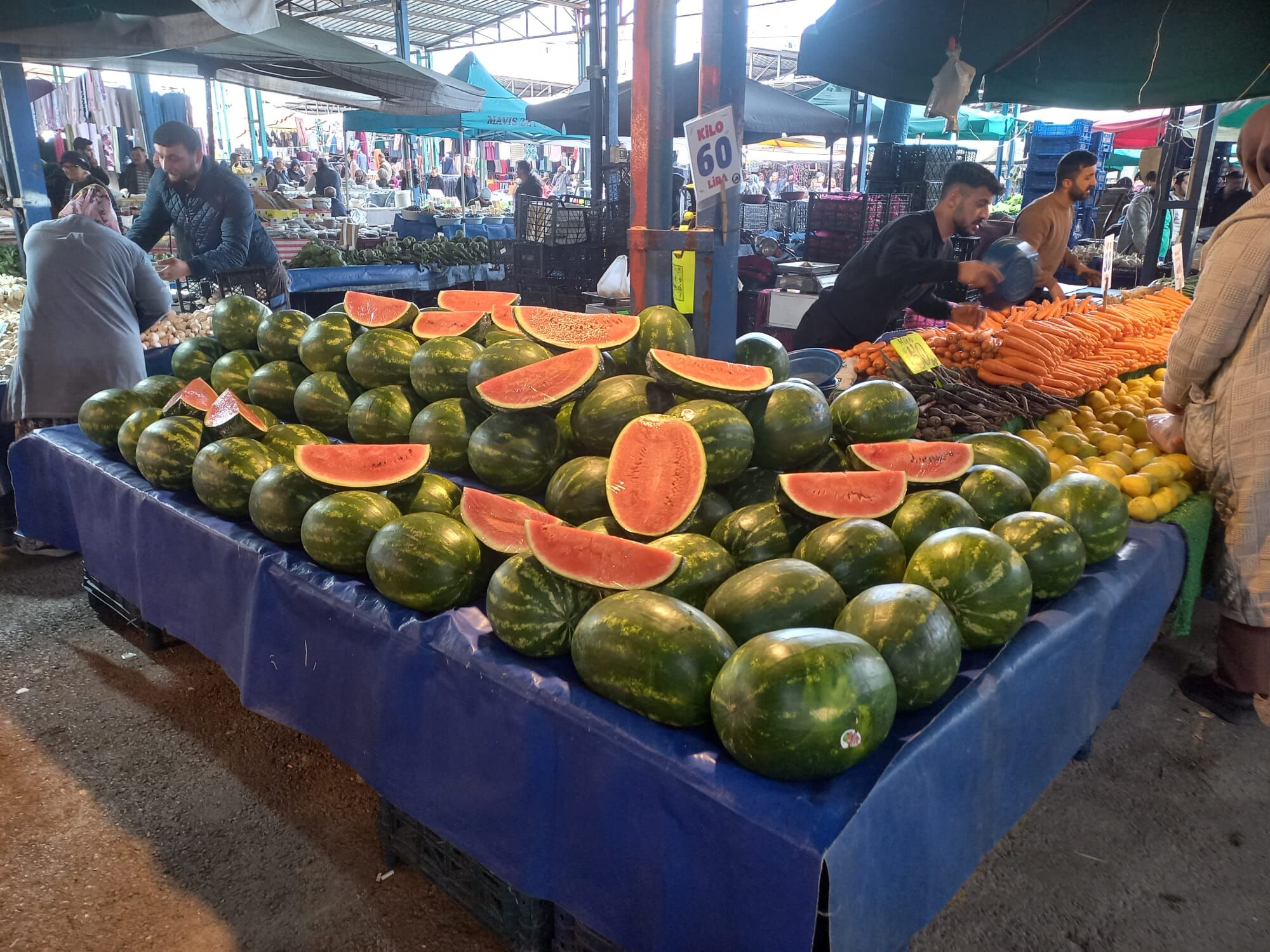 Manisa Perşembe Pazarı’nda Yaz Esintisi Karpuzun Kilosu 60 Lira! (2)