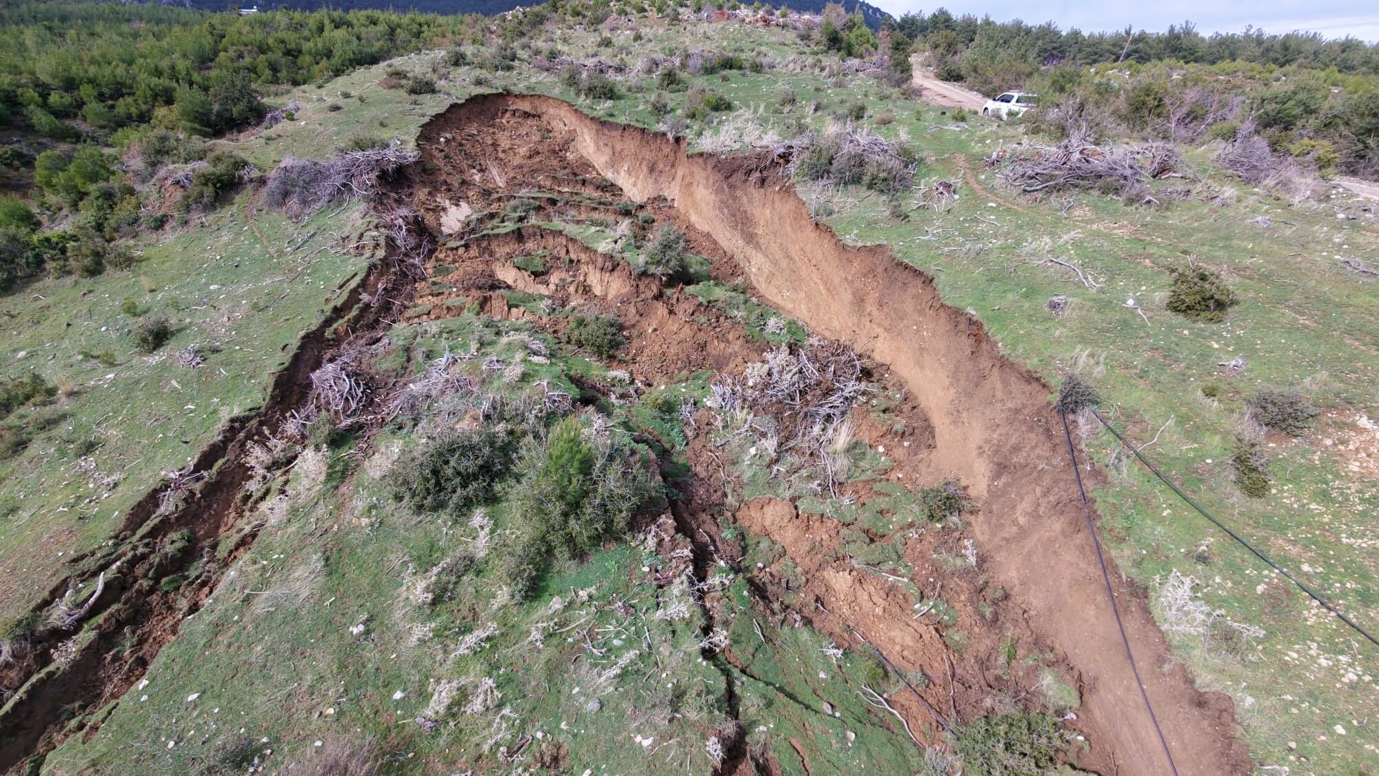 Manisa'da 3 Aydır Kapalı Olan Yol, Çiftçileri Arazilerinden Kopardı! (2)