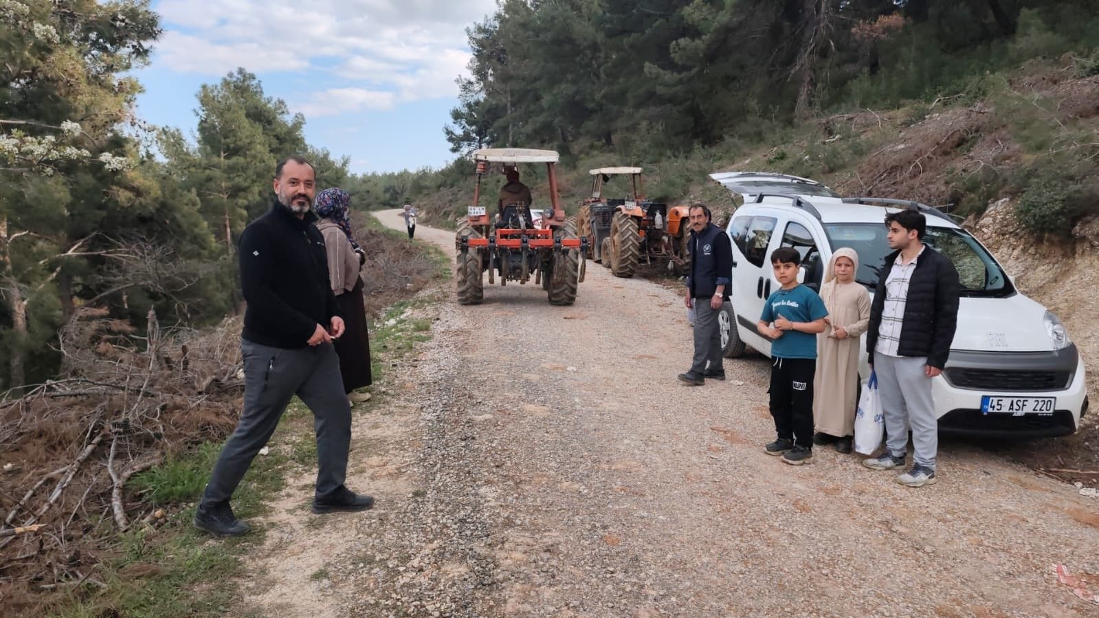 Manisa'da 3 Aydır Kapalı Olan Yol, Çiftçileri Arazilerinden Kopardı! (3)
