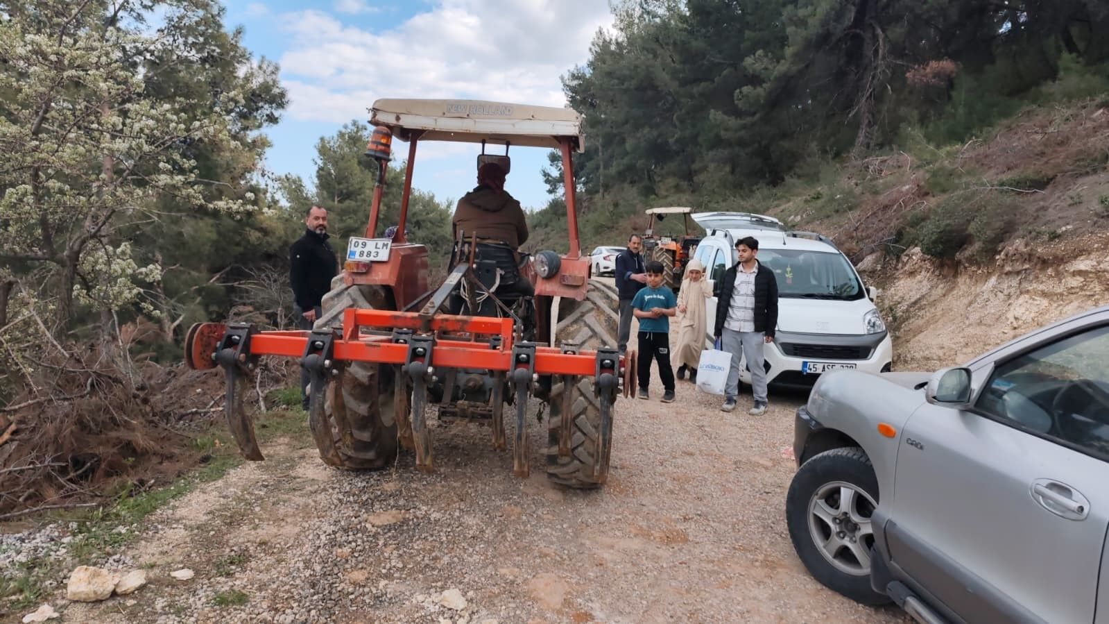 Manisa'da 3 Aydır Kapalı Olan Yol, Çiftçileri Arazilerinden Kopardı! (4)