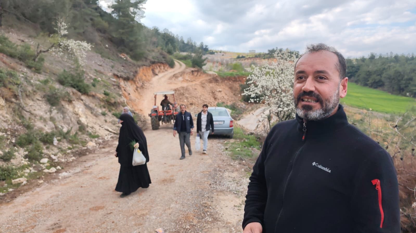 Manisa'da 3 Aydır Kapalı Olan Yol, Çiftçileri Arazilerinden Kopardı! (5)