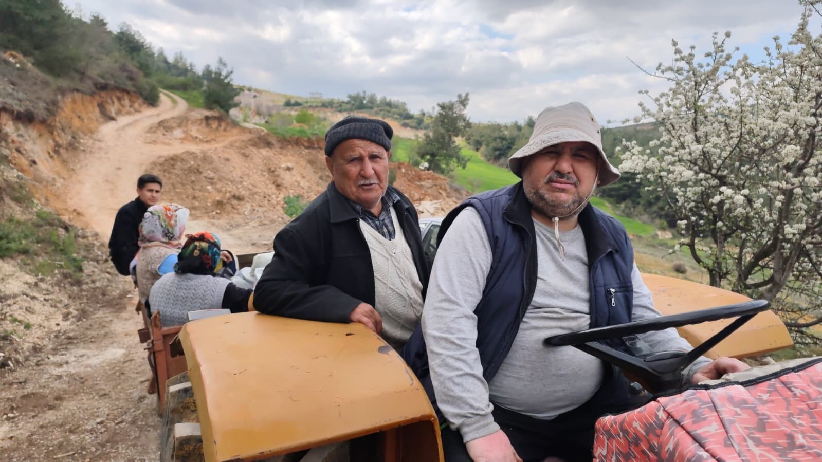 Manisa'da 3 Aydır Kapalı Olan Yol, Çiftçileri Arazilerinden Kopardı! (6)