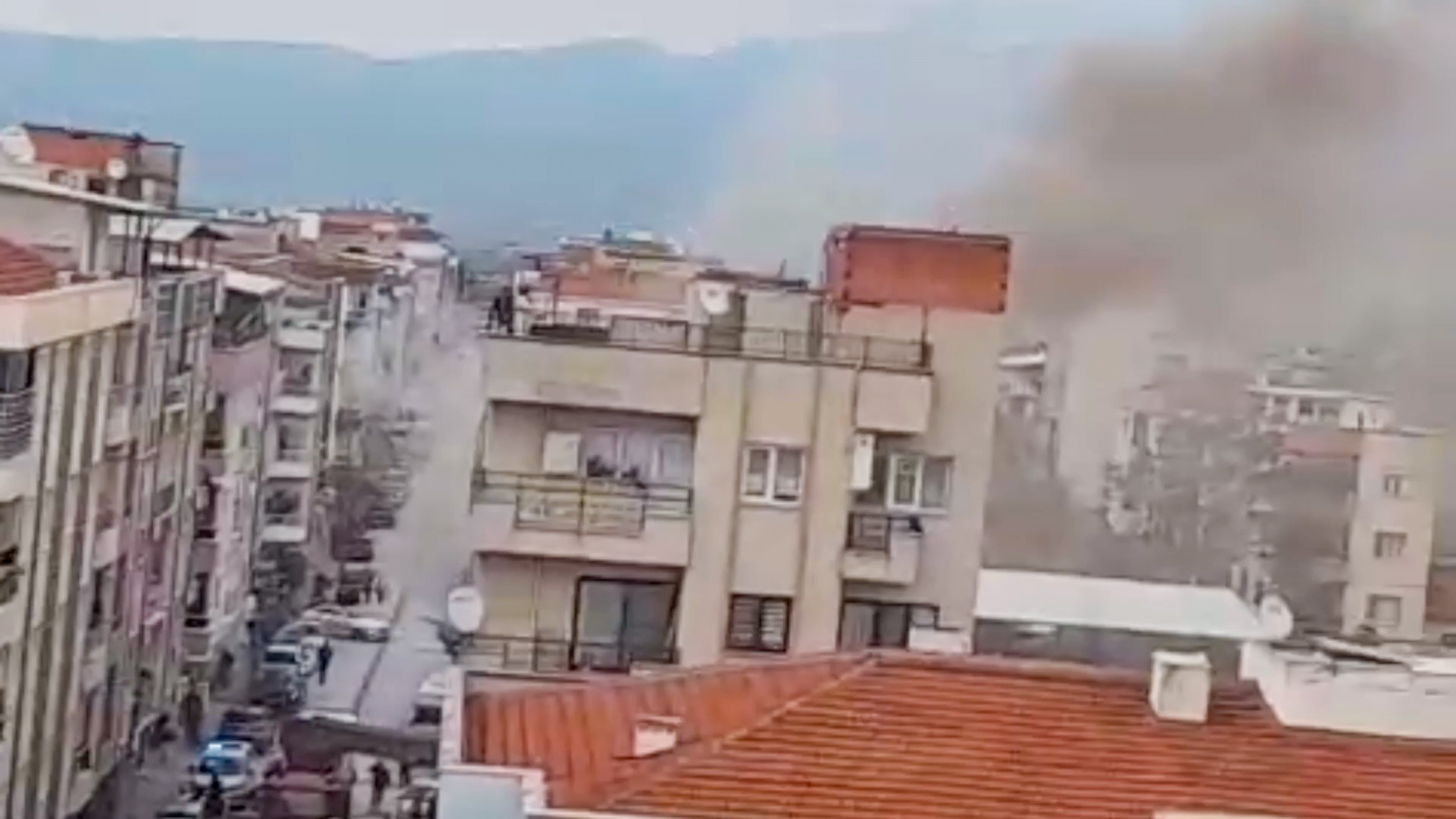 Manisa'da Bir Şahıs Kendi Dairesini Ateşe Vererek Kaçtı! (1)