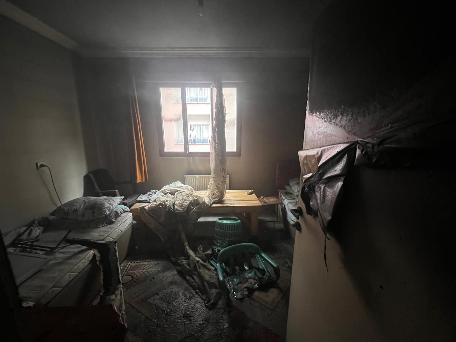 Manisa'da Bir Şahıs Kendi Dairesini Ateşe Vererek Kaçtı! (2)