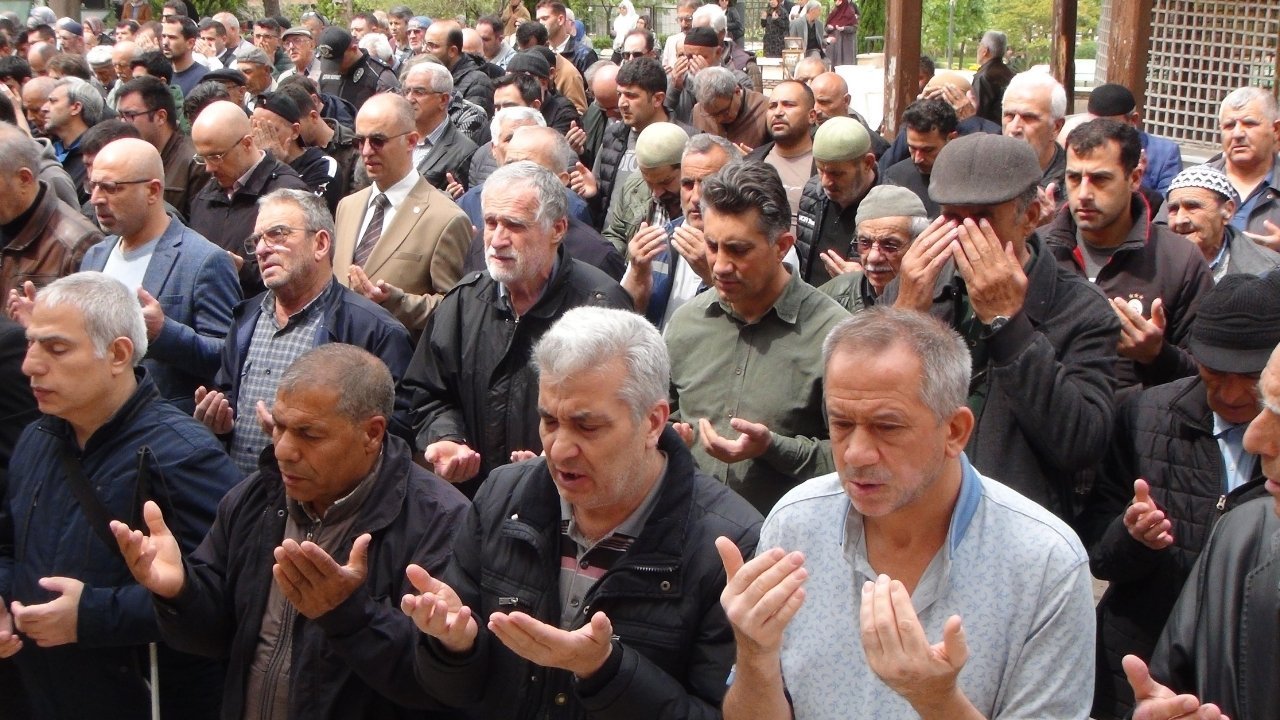 Manisa'da Imamın Titreyen Sesi, Tüm Cemaati Duygulandırdı 1