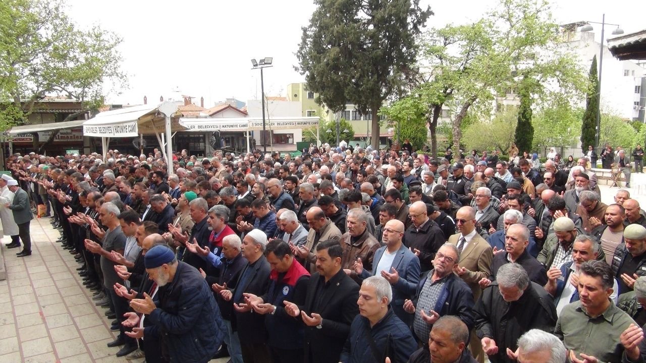 Manisa'da Imamın Titreyen Sesi, Tüm Cemaati Duygulandırdı 2