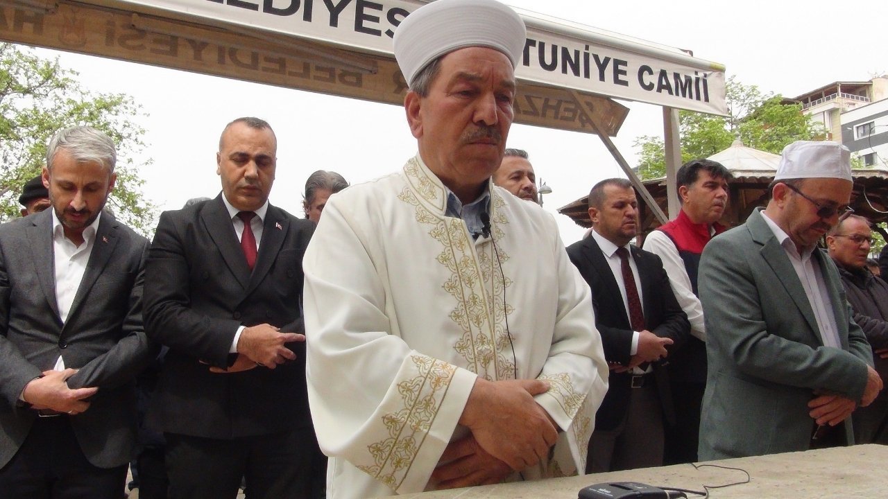 Manisa'da Imamın Titreyen Sesi, Tüm Cemaati Duygulandırdı 3