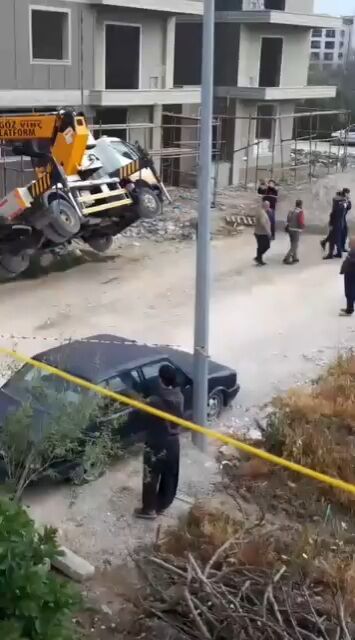 Manisa’da İnşaatta Vinç Devrildi 2 Yaralı (1)