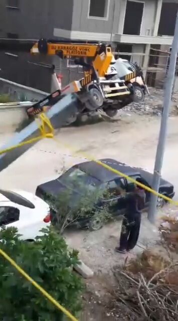 Manisa’da İnşaatta Vinç Devrildi 2 Yaralı (2)