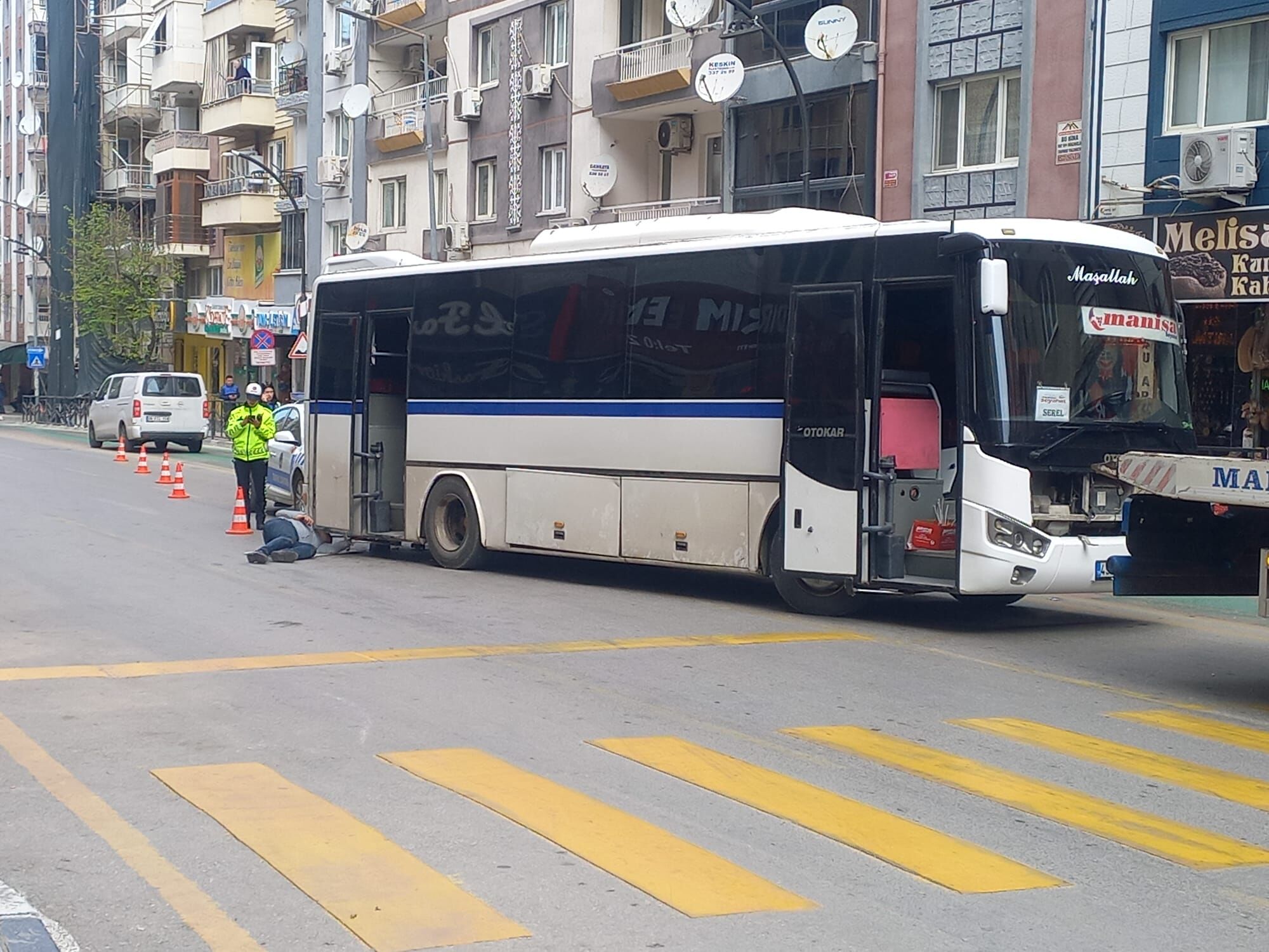 Manisa’da Korkunç Kaza Tamir Ettiği Otobüsün Altında Kaldı (1)