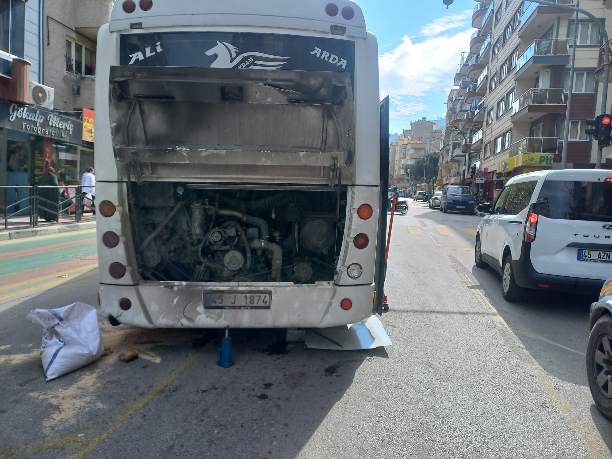 Manisa’da Korkunç Kaza Tamir Ettiği Otobüsün Altında Kaldı (2)