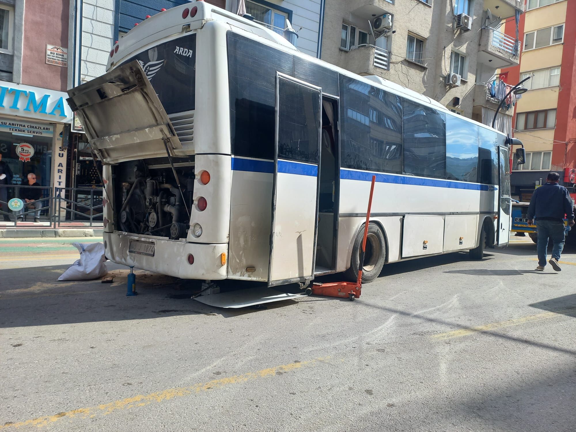Manisa’da Korkunç Kaza Tamir Ettiği Otobüsün Altında Kaldı (3)