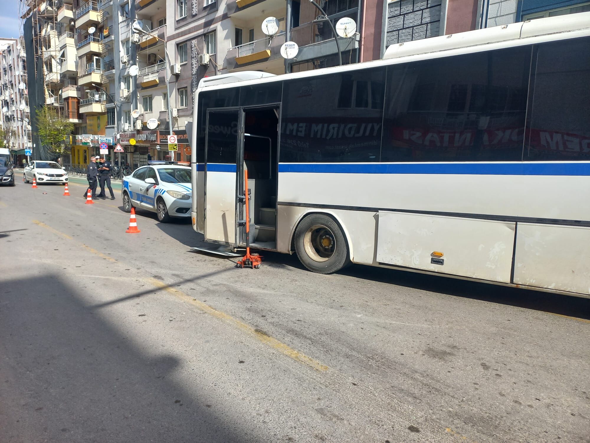 Manisa’da Korkunç Kaza Tamir Ettiği Otobüsün Altında Kaldı (4)