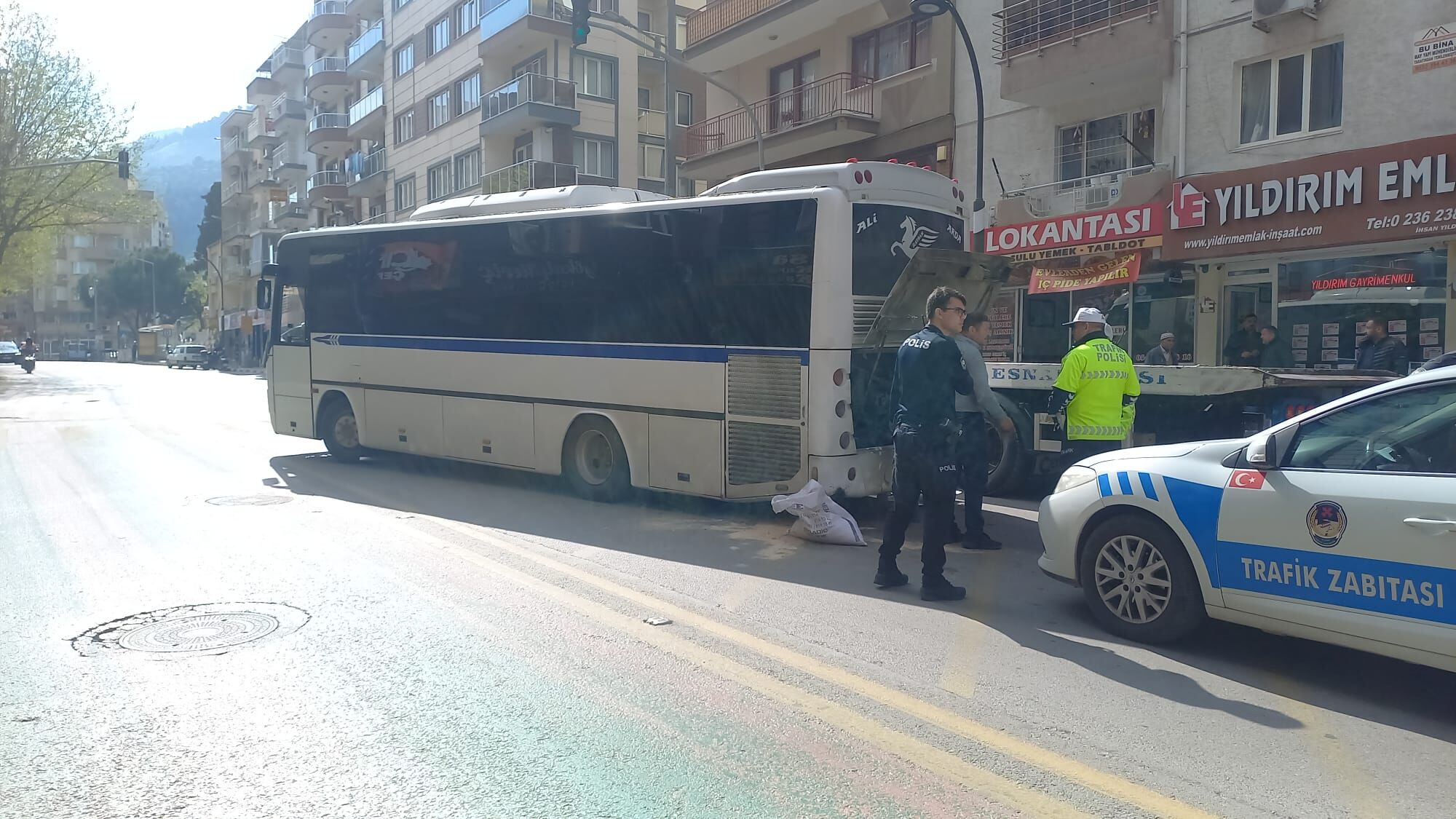 Manisa’da Korkunç Kaza Tamir Ettiği Otobüsün Altında Kaldı (5)