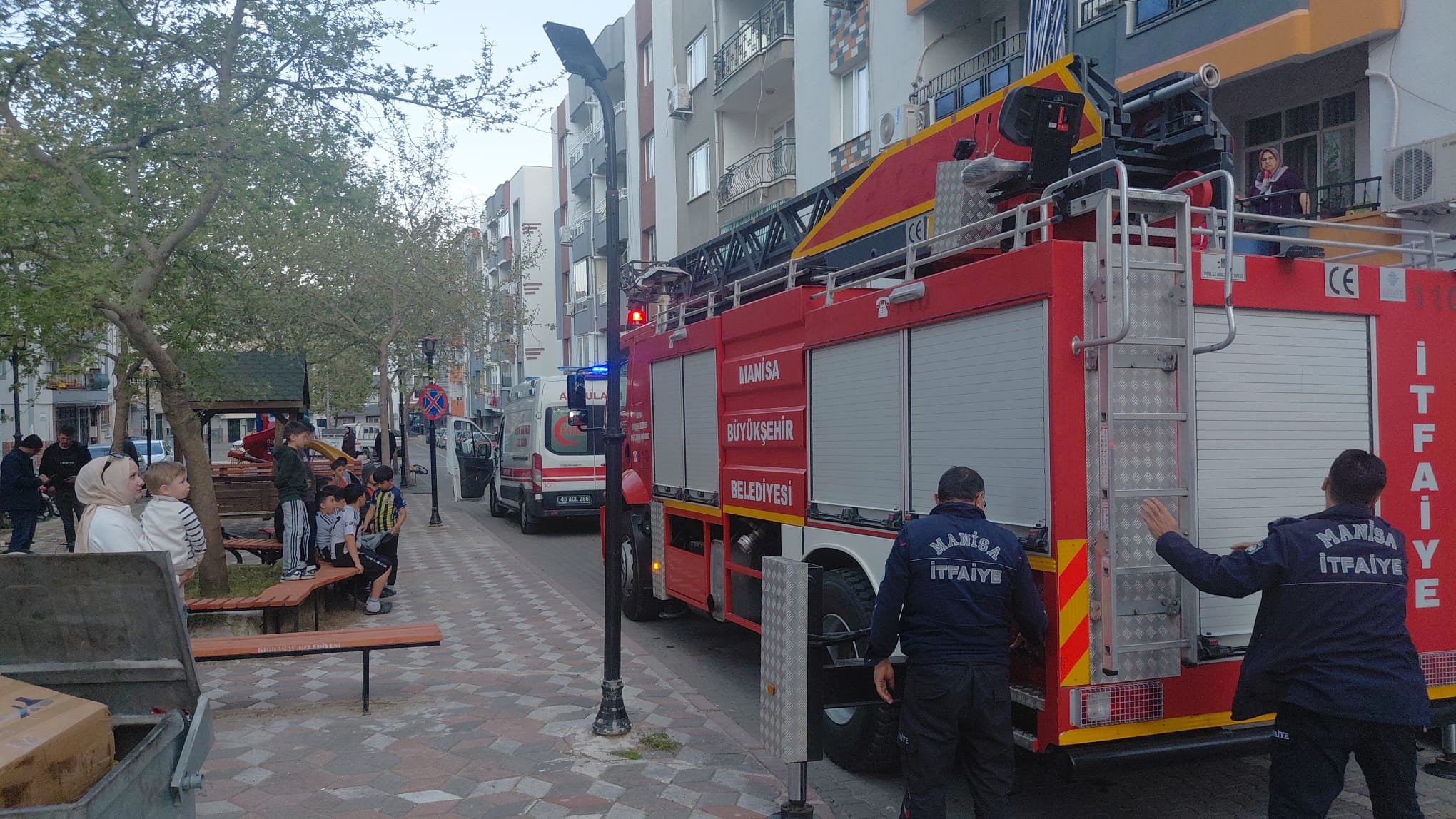 Manisa'da Korkutan Sessizlik Ekipler Balkondan Girince Gerçek Ortaya Çıktı! (1)