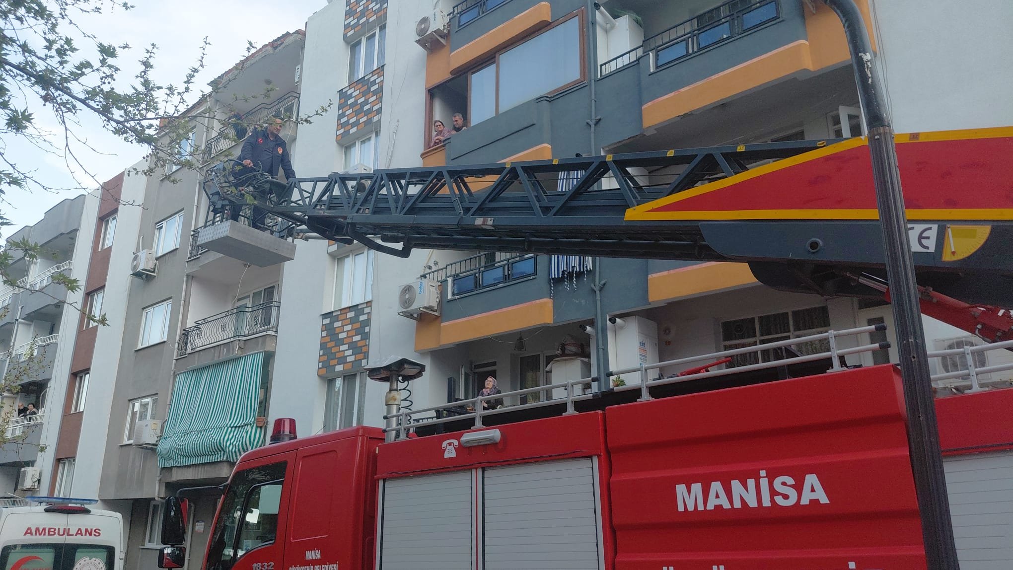 Manisa'da Korkutan Sessizlik Ekipler Balkondan Girince Gerçek Ortaya Çıktı! (2)