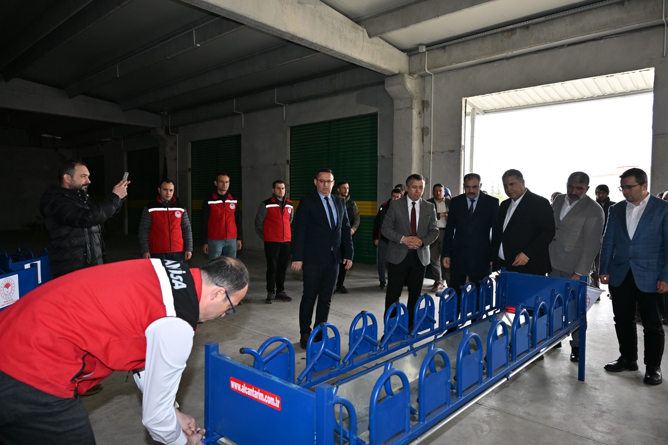 Manisa'da Küçükbaş Hayvan Üreticilerine Kilitli Yemlik Dağıtıldı (2)