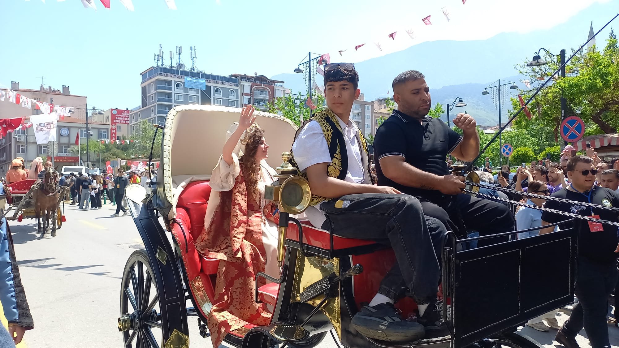 Manisa'da Mesir Festivali’nde Kortej Yürüyüşü Büyük Ilgi Gördü (1)