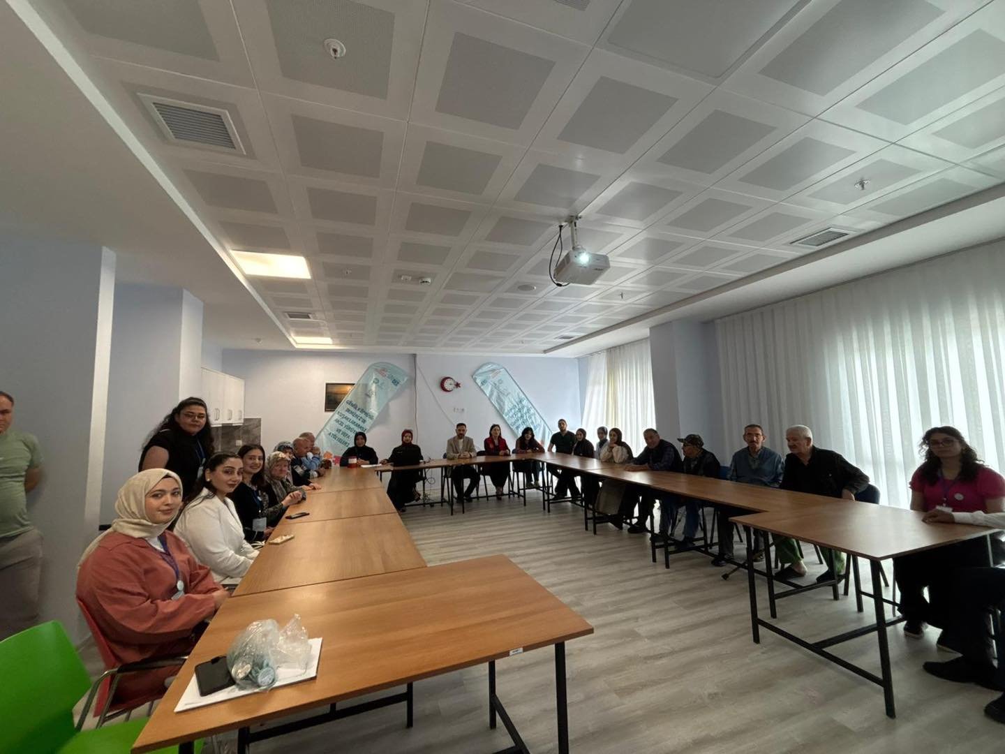 Manisa'da Yaşlılara Güncel Teknolojiler Hakkında Bilgilendirme Yapıldı! (2)