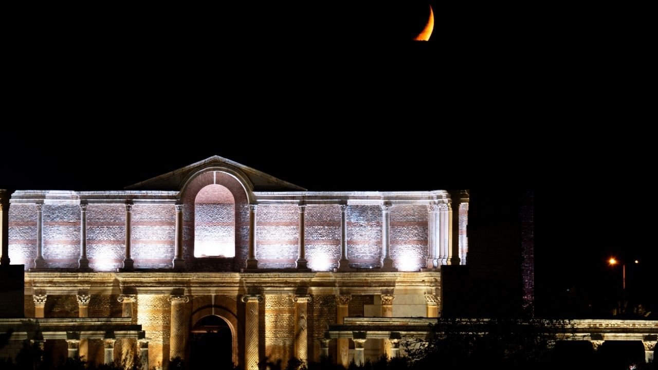 Manisa'nın Simge Yapısı Ve Gecenin Simgesi Aynı Karede Buluştu .1