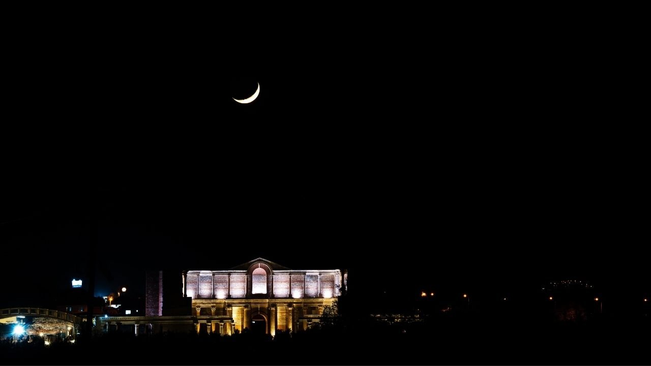 Manisa'nın Simge Yapısı Ve Gecenin Simgesi Aynı Karede Buluştu .2