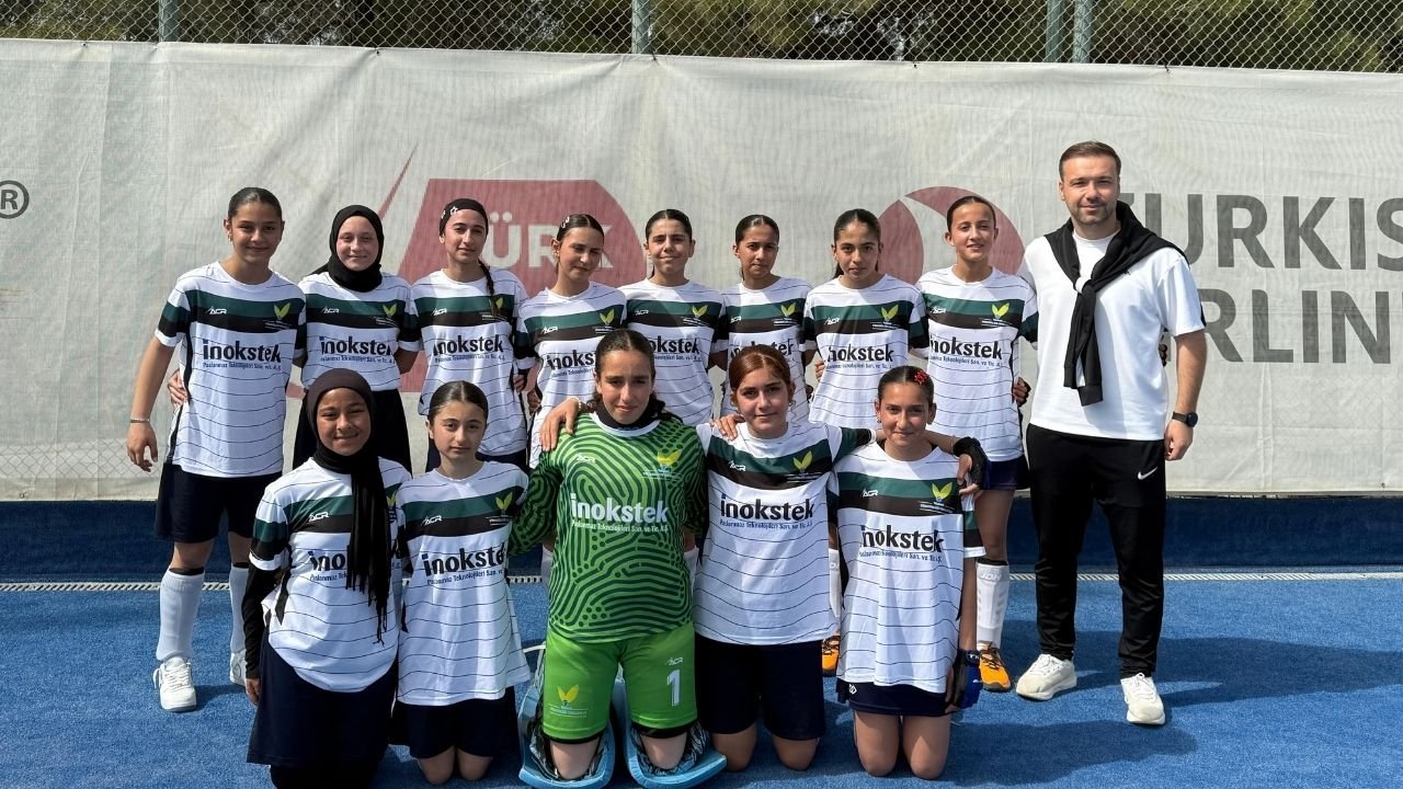 Manisa'nın Yıldız Kızları Namağlup Şampiyon Oldu.1