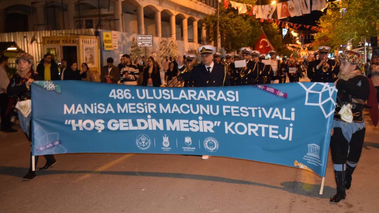 Mesir Macunu Festivali Korteji Şehri Renklendirdi