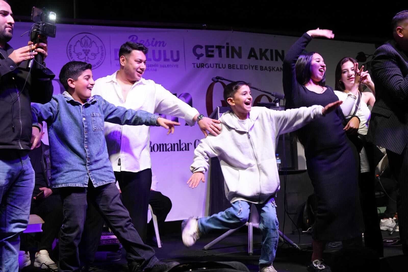 Turgutlu’da ‘Roman Gecesi’ Ile Eğlence Zirveye Çıktı (3)