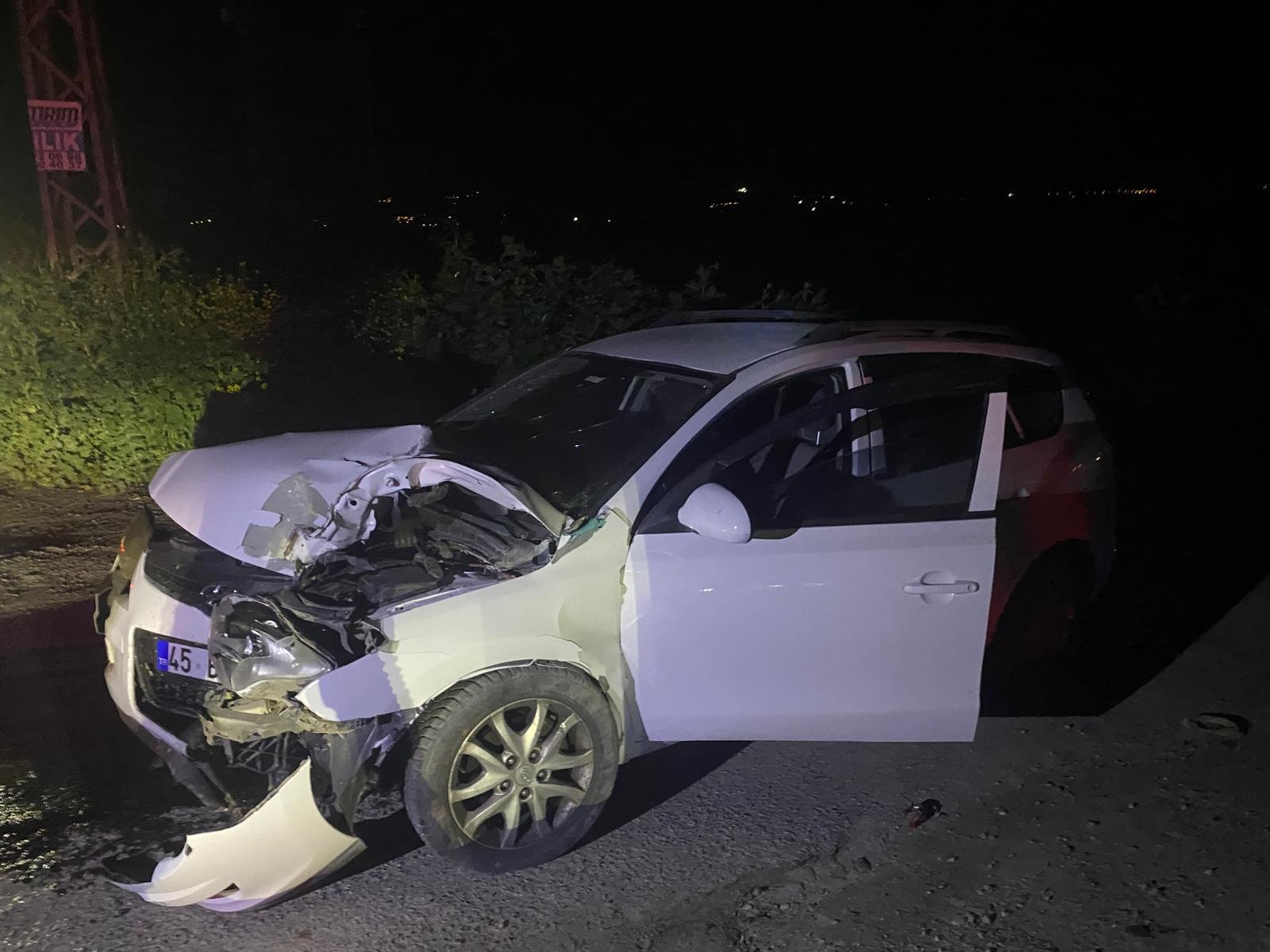 Turgutlu’da Trafik Kazası Otomobil Levhaya Çarptı (1)