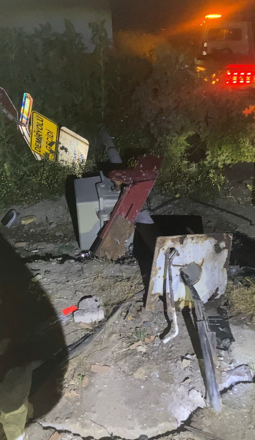 Turgutlu’da Trafik Kazası Otomobil Levhaya Çarptı (2)