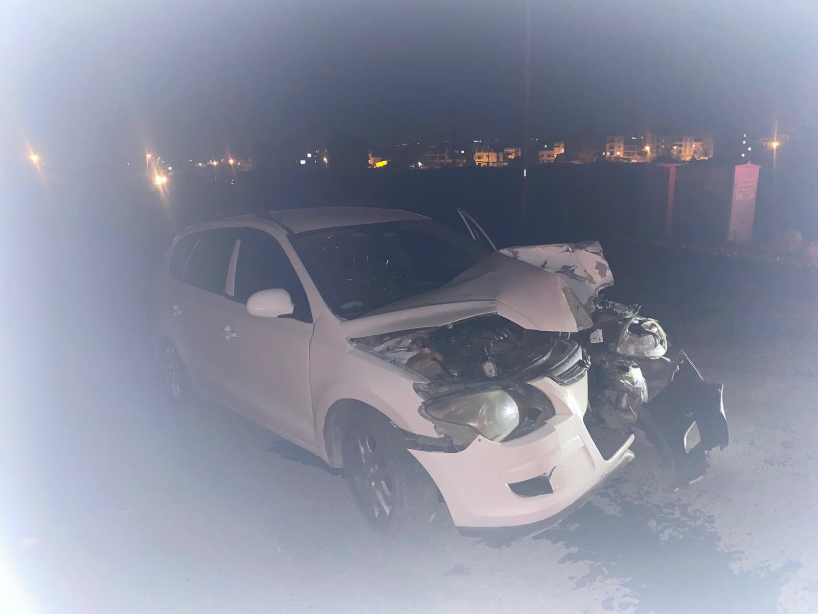 Turgutlu’da Trafik Kazası Otomobil Levhaya Çarptı (3)