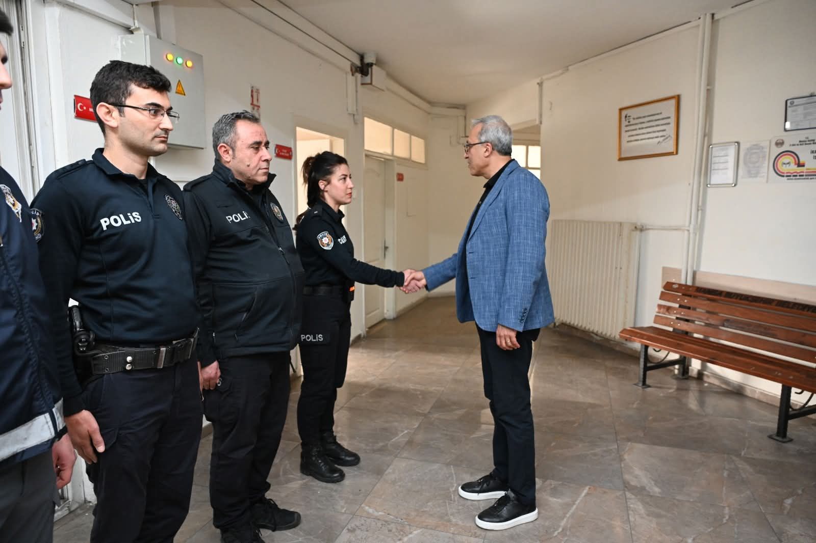 Manisa'da Emniyet Müdürü Karayel'den Kadın Polislere Anneler Günü Jesti-2