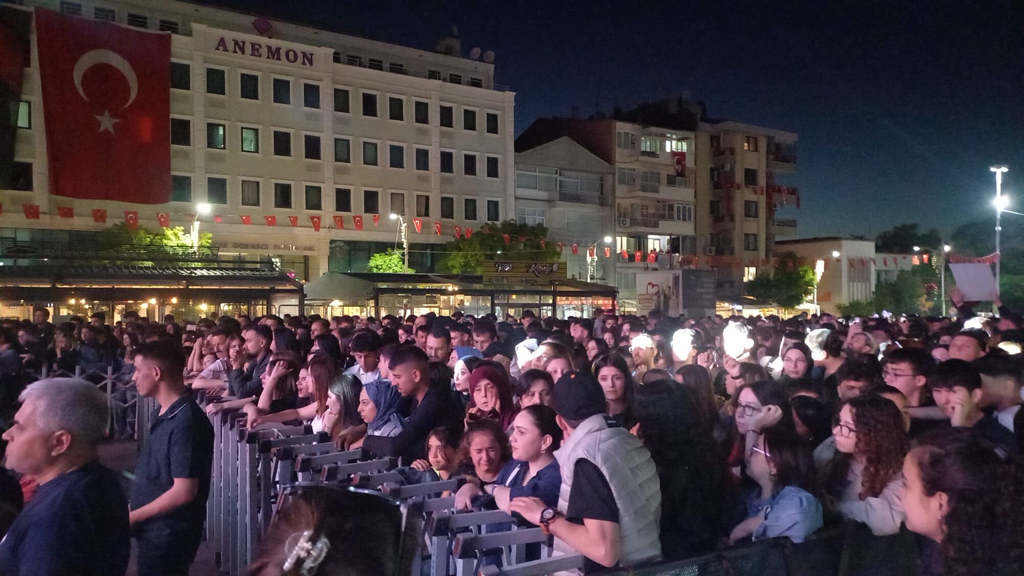 Manisa’da Zeynep Bastık Coşkusu: Konser Öncesi Meydan Tıklım Tıklım!-1