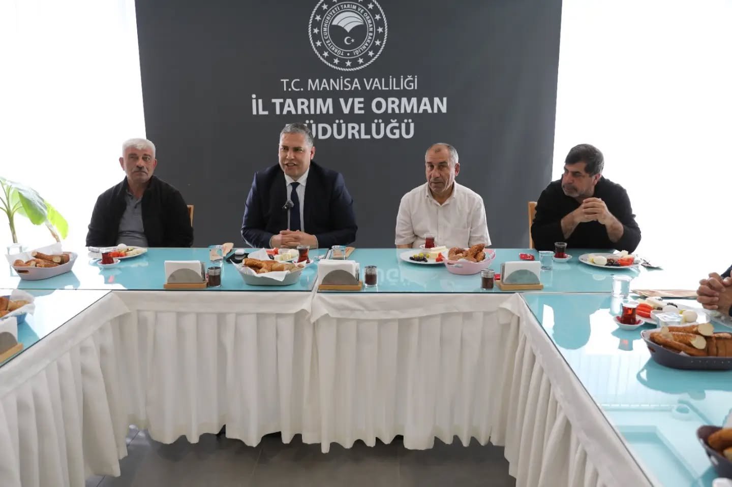 Manisa İl Tarım ve Orman Müdürlüğü'nden İşçilere 1 Mayıs Jesti-1