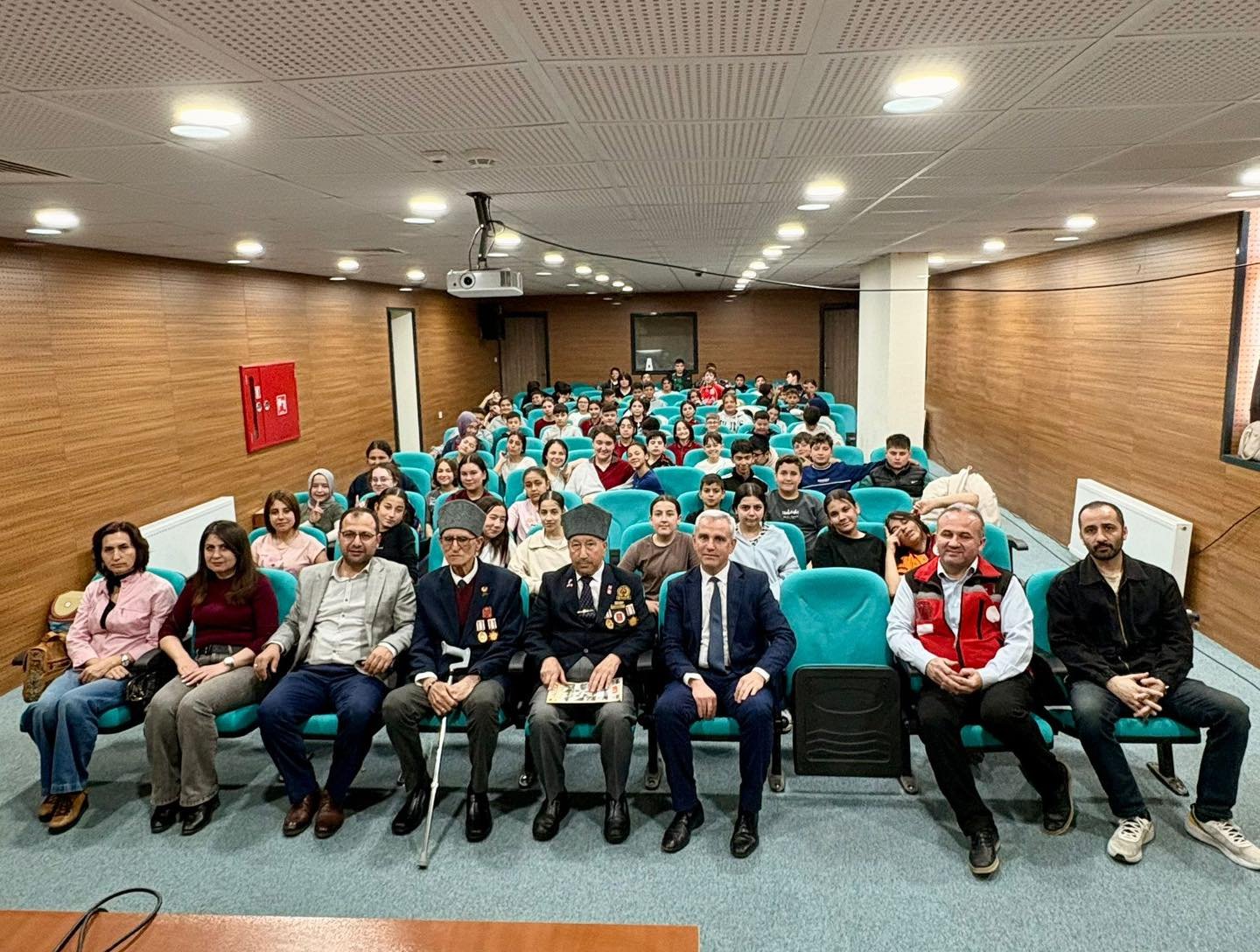 Akhisar’da Gaziler ve Öğrenciler 