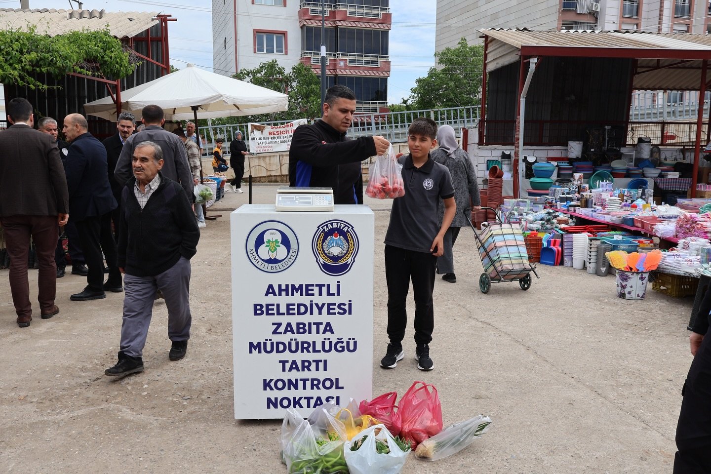 Ahmetli’de Pazar Esnafına Tartı Denetimi