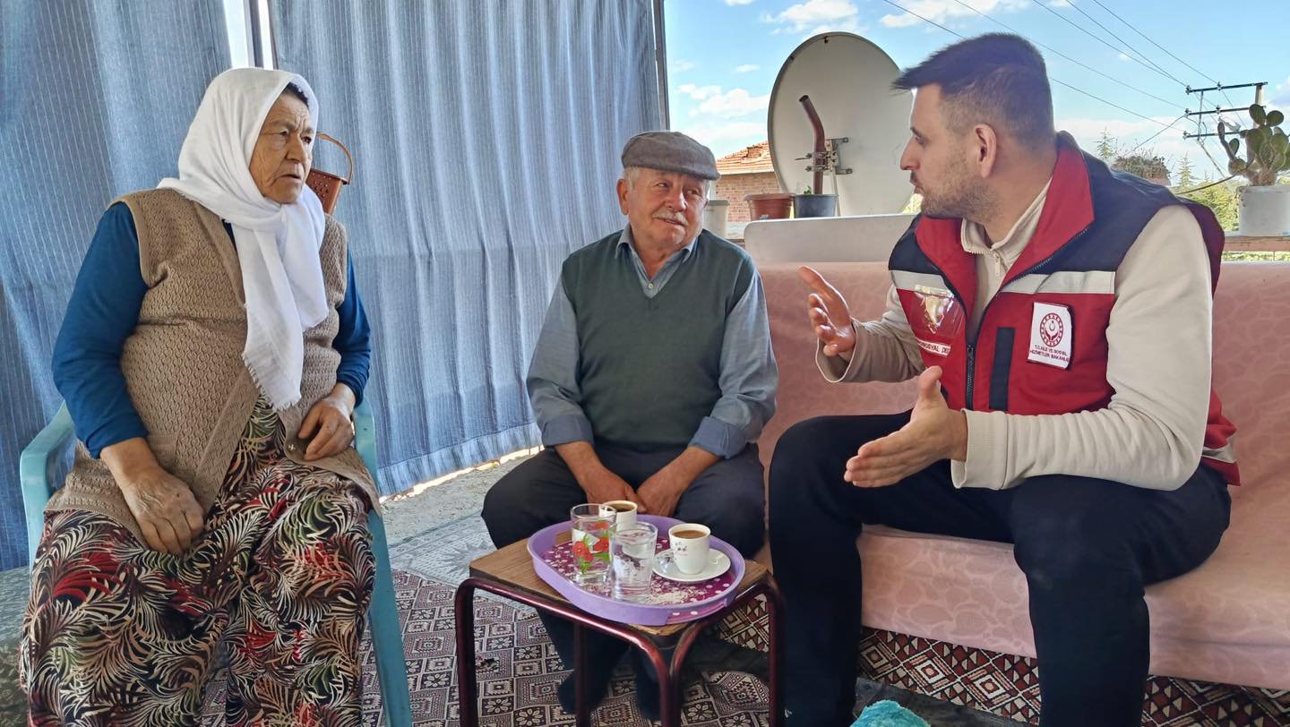 Manisa'da şehit annelerine Anneler Günü ziyareti-.1