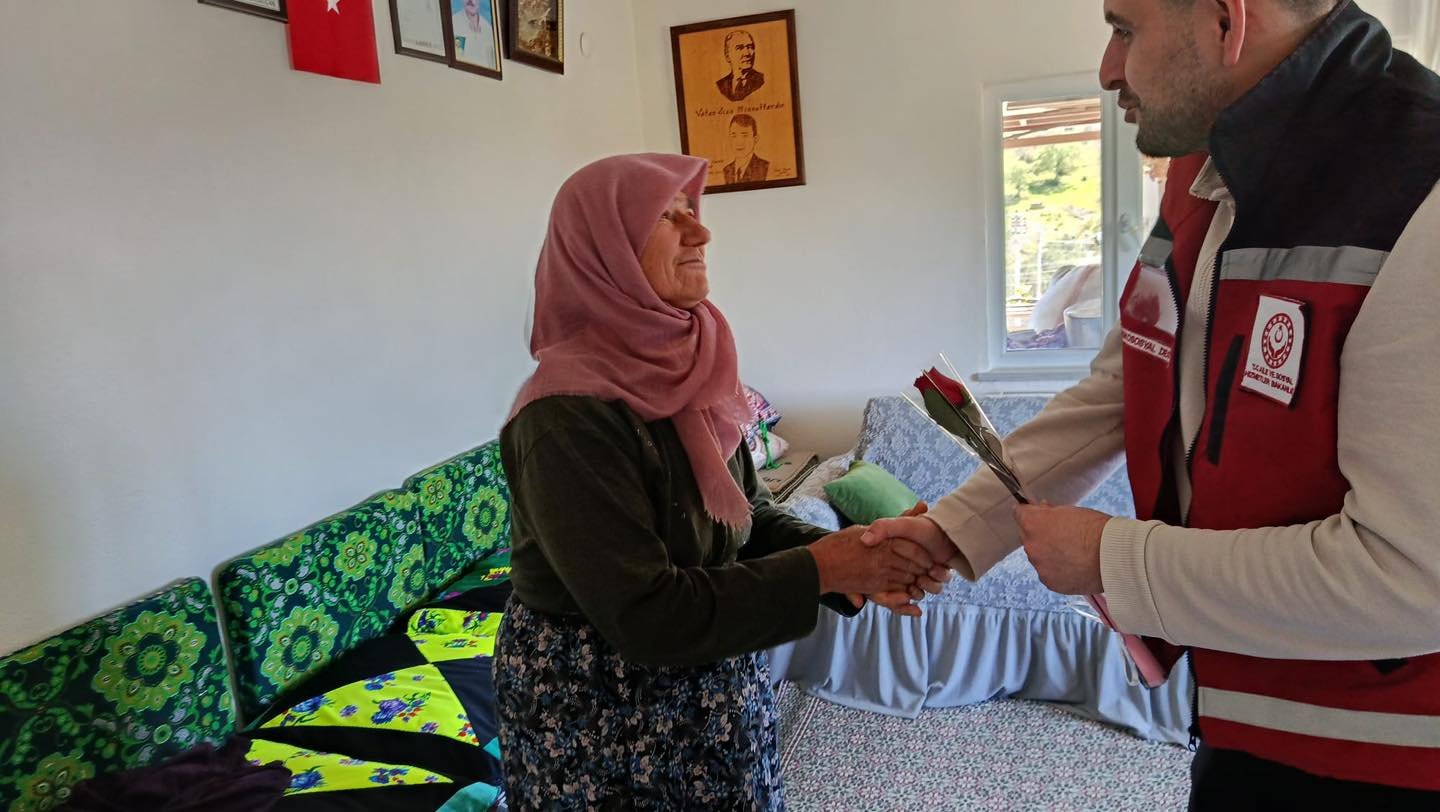 Manisa'da şehit annelerine Anneler Günü ziyareti-.3.1
