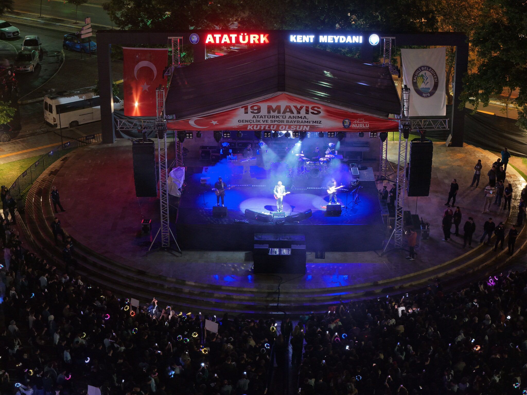 Salihli'de 19 Mayıs Coşkusu: Sağanak Yağmura Rağmen Binler Mavi Gri Konserinde Buluştu