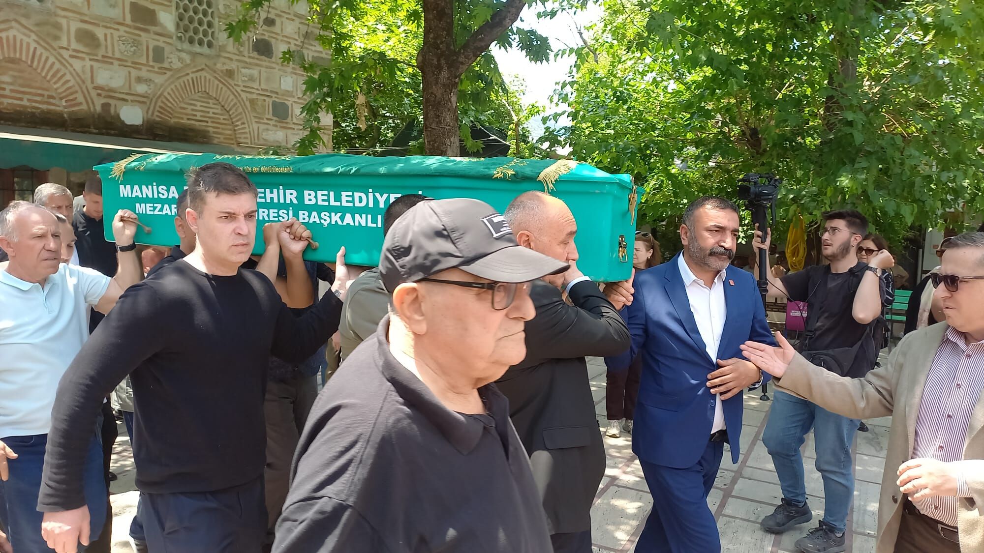 Özgür Özel’in Amcasının Cenazesi Hatuniye Camii’ne GetirildiÖzgür Özel’in Amcasının Cenazesi Hatuniye Camii’ne Getirildi