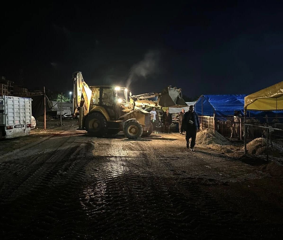 Turgutlu hayvan pazarı’nda yağış alarmı: Ekipler sahada-1