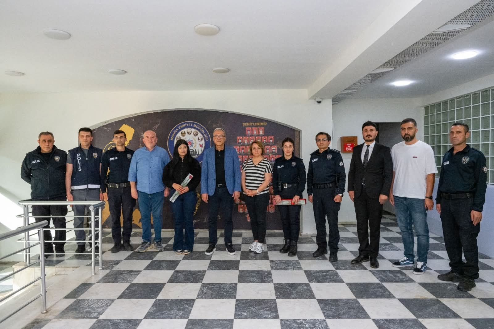 Manisa'da Emniyet Müdürü Karayel'den Kadın Polislere Anneler Günü Jesti