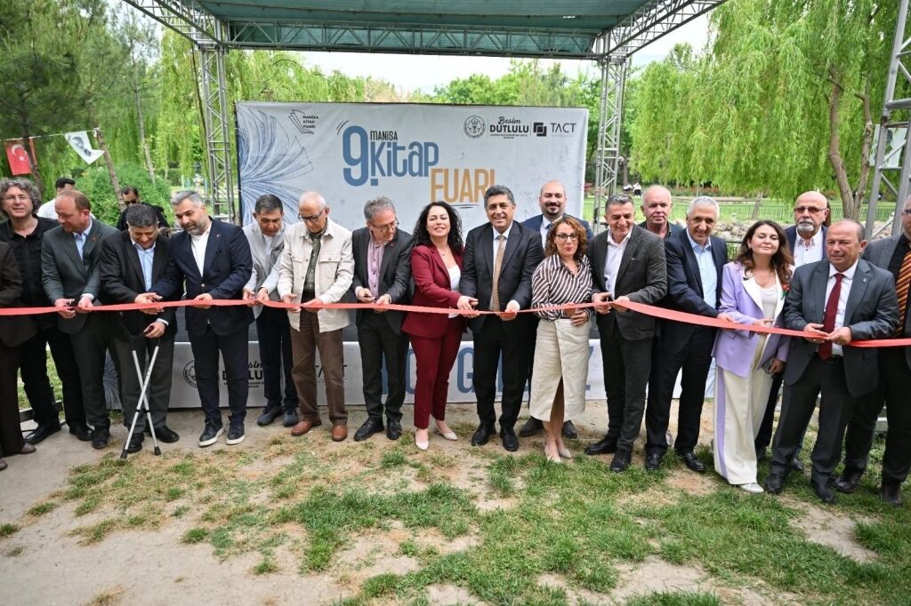 9. Manisa Kitap Fuarı Kapılarını Açtı! (1)