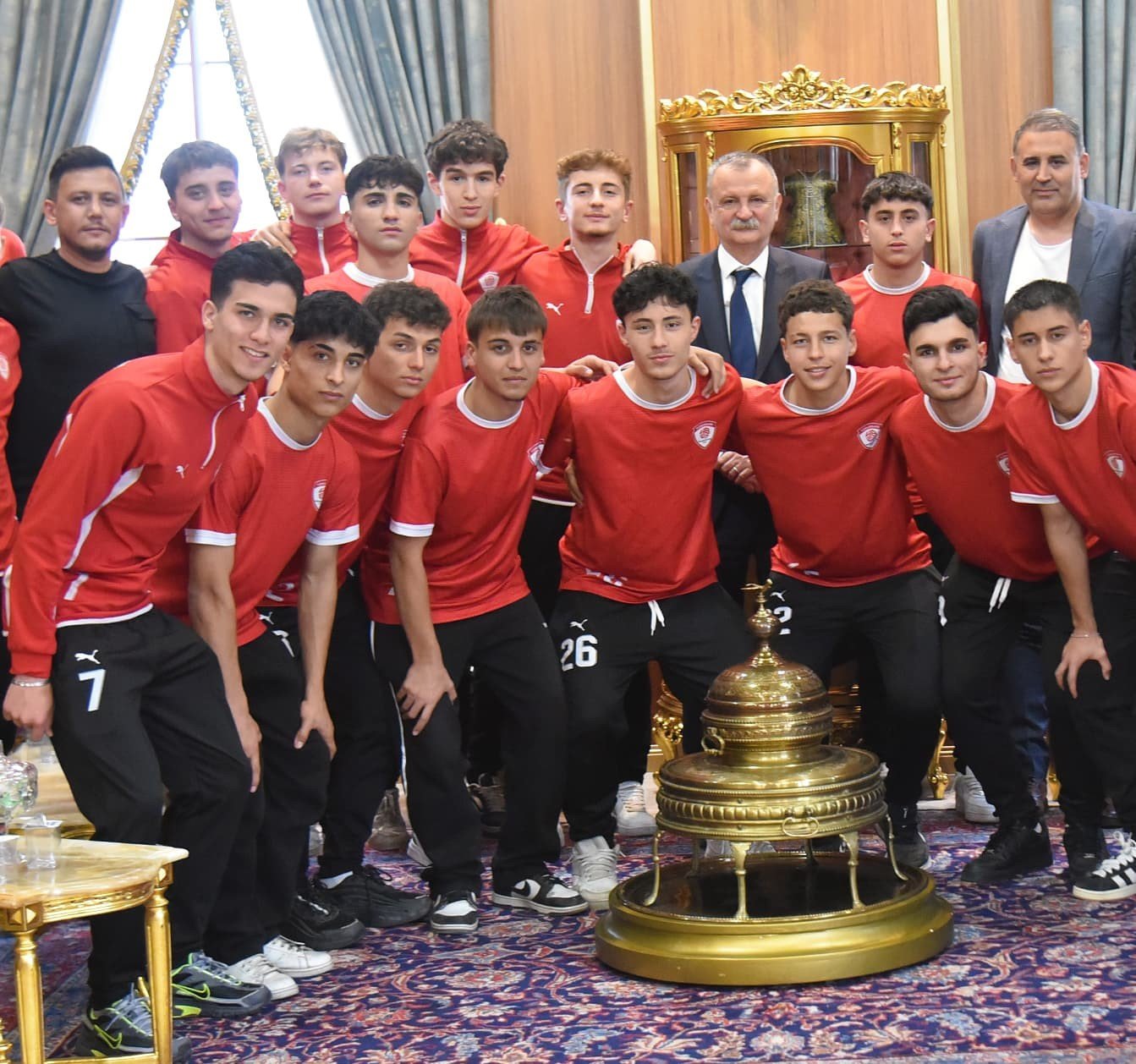 Yunusemre Belediyespor U18 takımı’na moral desteği-.1