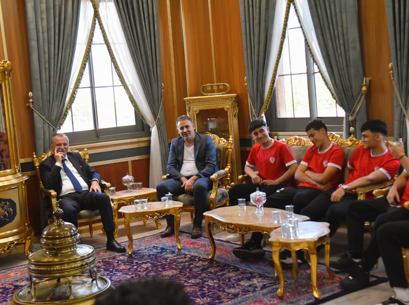 Yunusemre Belediyespor U18 takımı’na moral desteği-.1-1