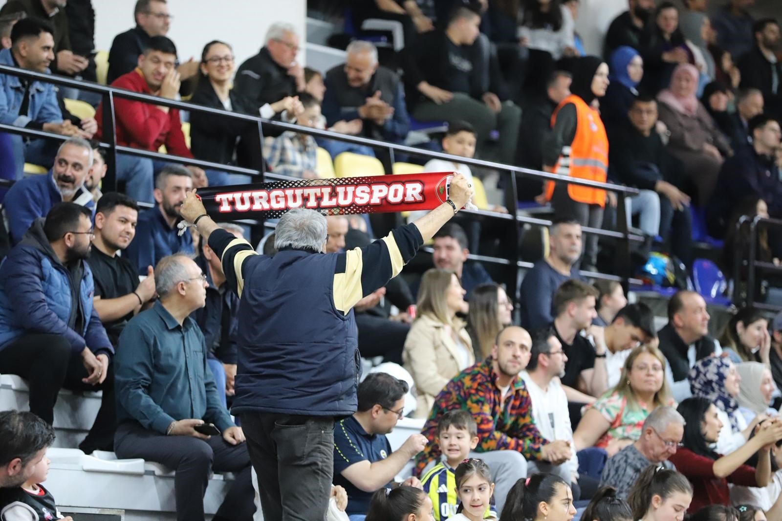 Manisa'da muhteşem geri dönüş: Fenerbahçe'yi devirdiler-.2.1