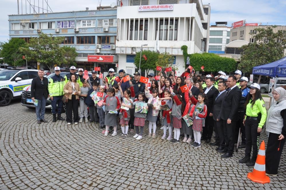 Salihli'de öğrencilere uygulamalı trafik eğitimi