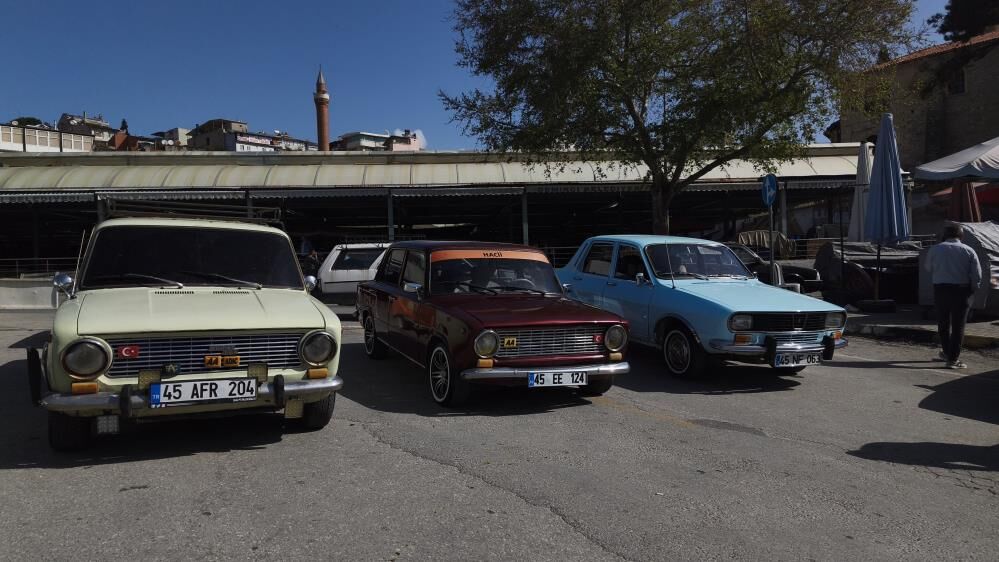 Demirci’de Zaman Durdu: 2. El Oto Pazarı’nda Nostalji Rüzgarı-1
