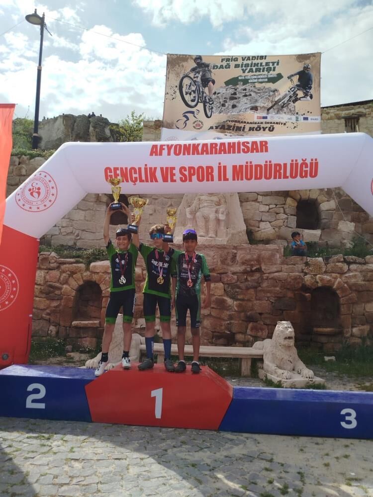 Akhisarlı Sporculardan Madalya Yağmuru-1