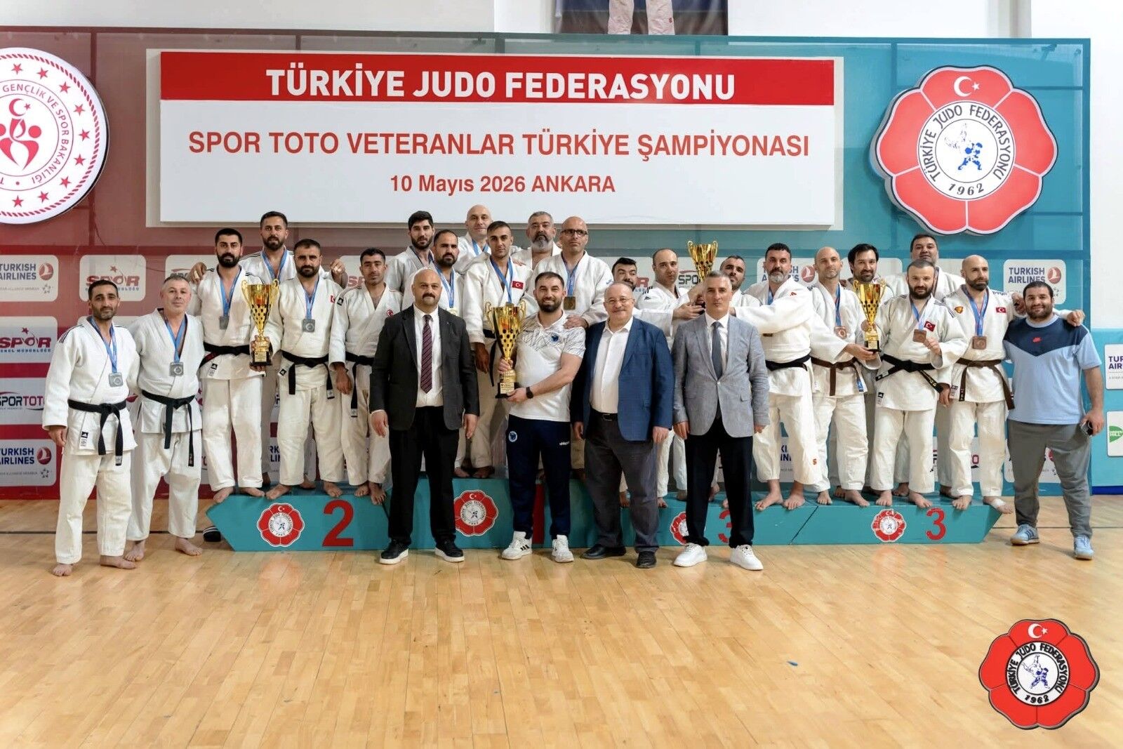 Manisa'nın veteran takımından Ankara'da büyük başarı-.1